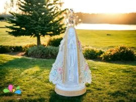 Nossa Senhora Aparecida com coroa banhada a ouro 25 cm - linho cru e pérolas - Image 3